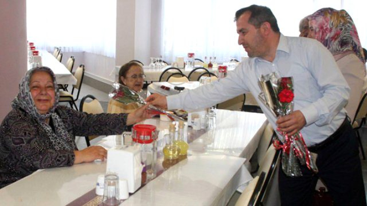 Çalışanına Hakaret Eden Patrona Huzurevinde Çiçek Dağıtma Cezası