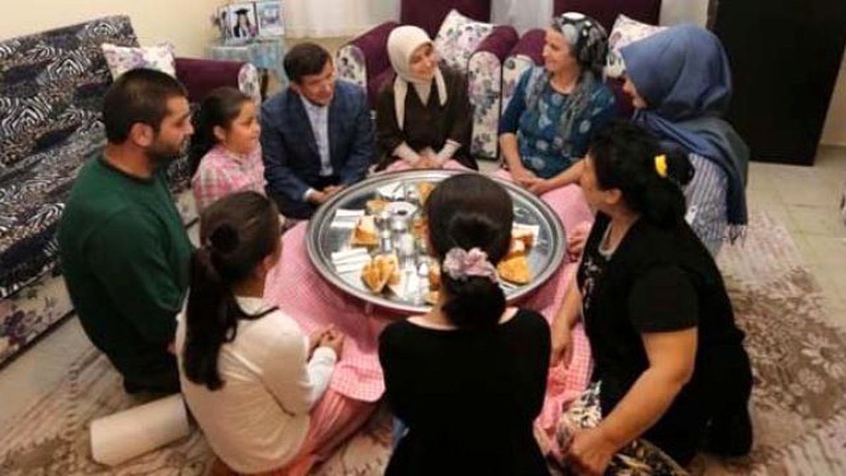 Davutoğlu Çiftinden Sürpriz Ziyaret