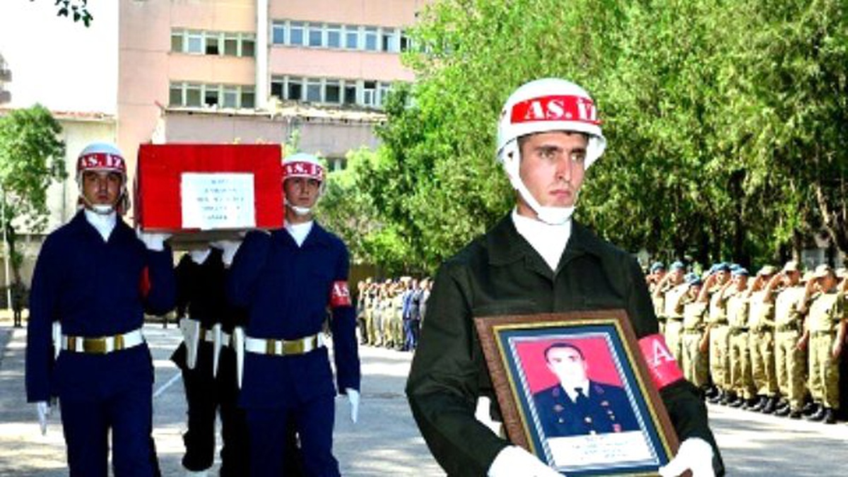 Diyarbakır\'da Şehit Komutan İçin Tören Düzenlendi