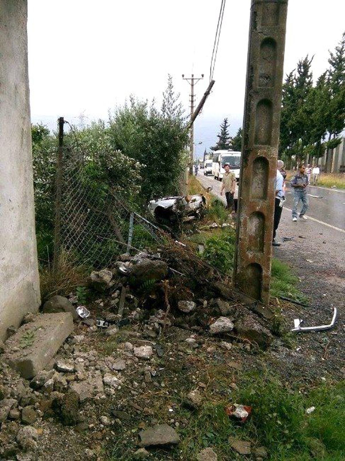 Elektrik Direğine Çarpan Otomobilin Sürücüsü Yaralandı
