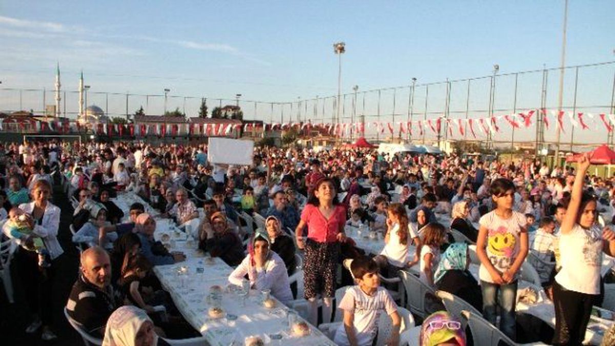 Gaziosmanpaşa\'da 10 Bin Kişi İftarda Buluştu
