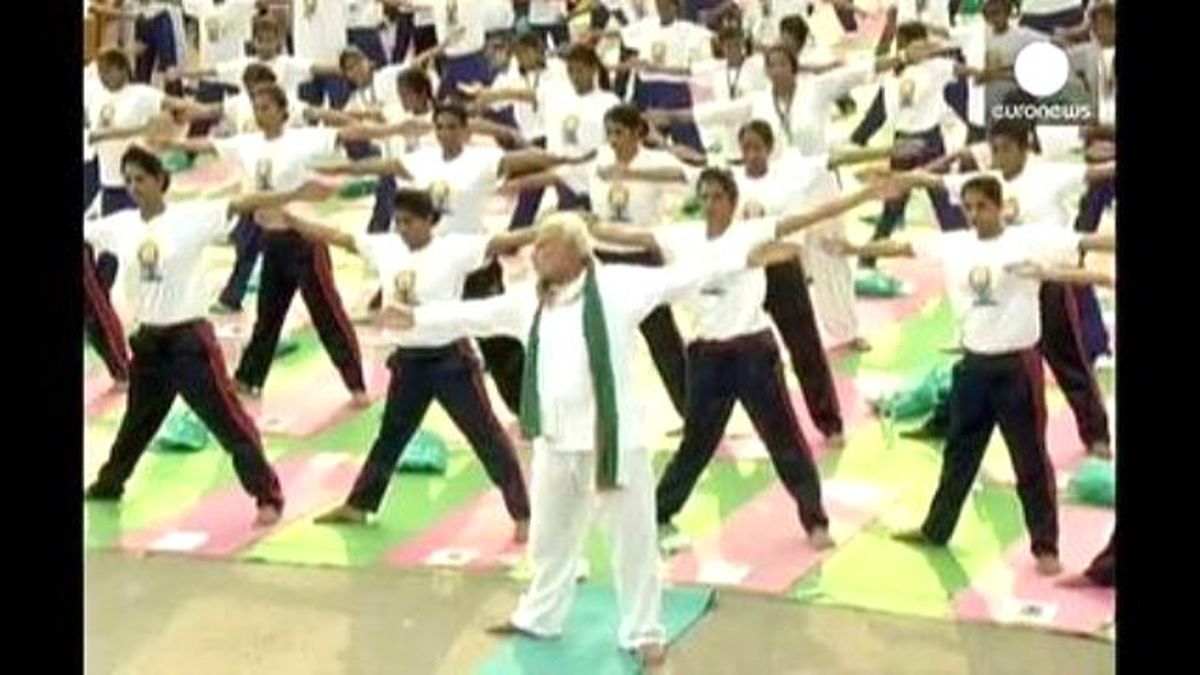 Hindistan\'da 40 Bin Kişilik Yoga Seansı