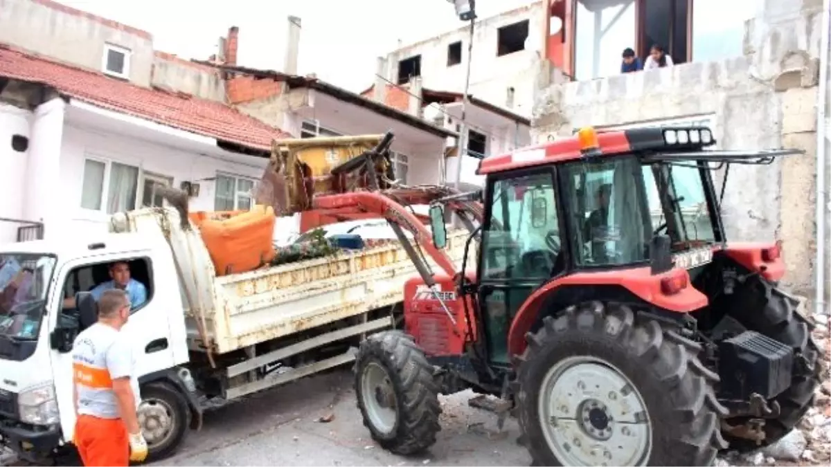 İzmit'te Her Gün 5 Kamyon Ev Eşyası Toplanıyor