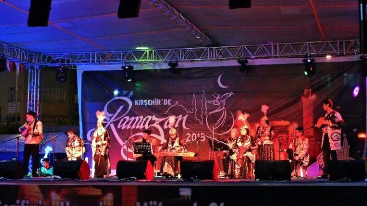Kazak Folklor Ekibinin Gösterisi Büyük İlgi Gördü