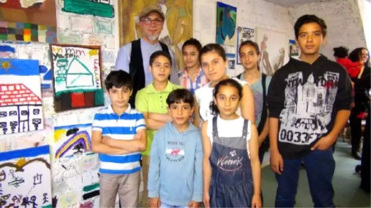 Köln'de Suriyeli Mülteci Çocukların Yaptığı Resimlerden Sergi Açıldı
