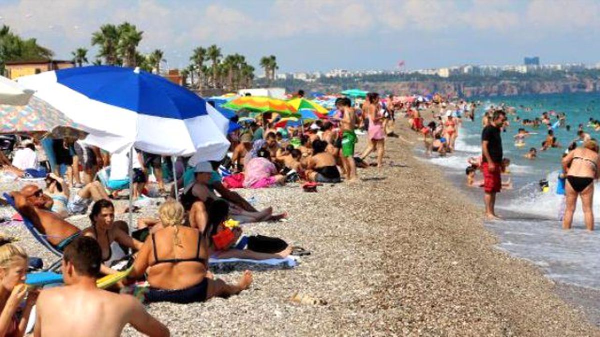 Konyaaltı Sahili Doldu Taştı