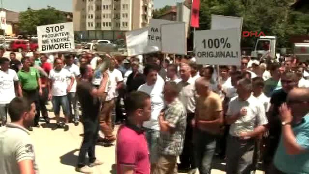 Kosovalı Süt Üreticileri Başbakanlık Binası Önünde İnekli Protesto Düzenledi