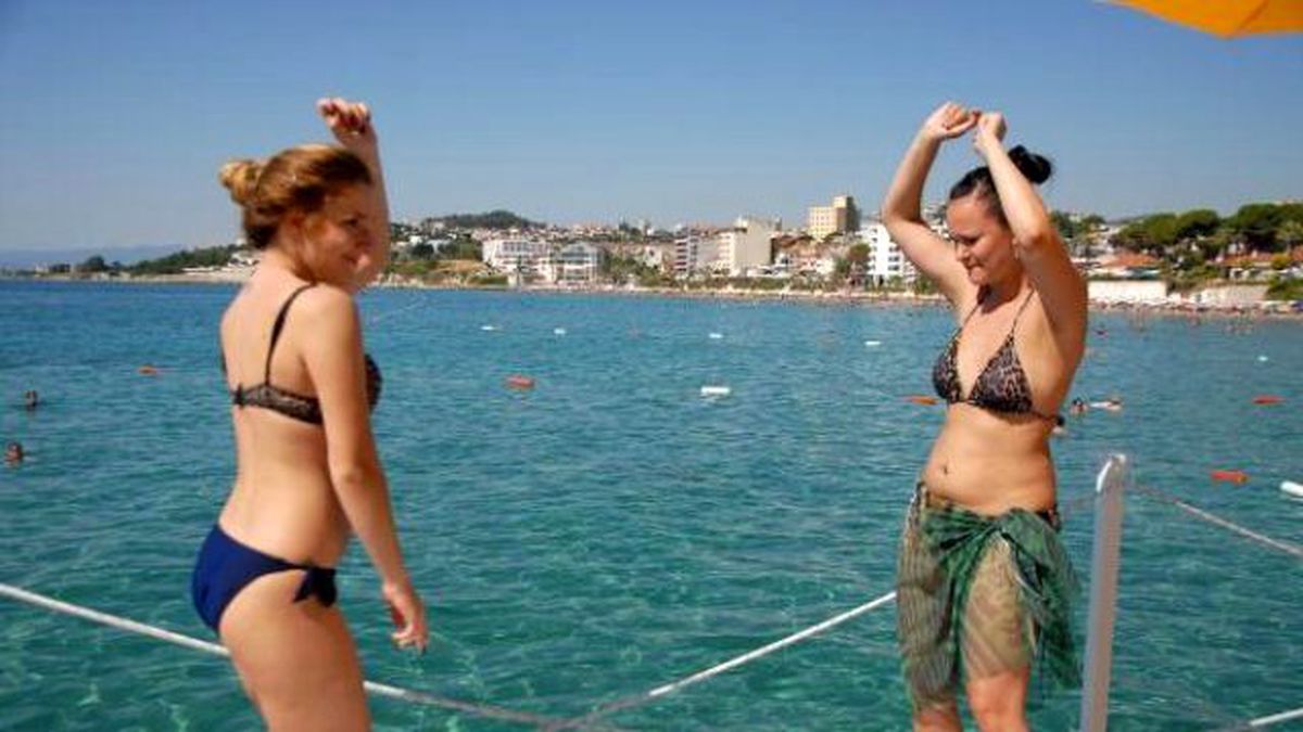 Kuşadası\'nda Sahile Akın Başladı