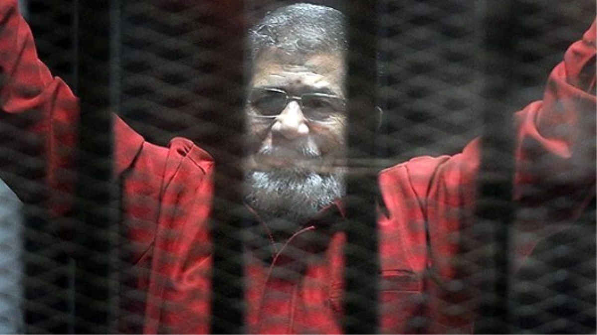 Mursi, İlk Kez İdam Mahkumu Kıyafetiyle Mahkemede