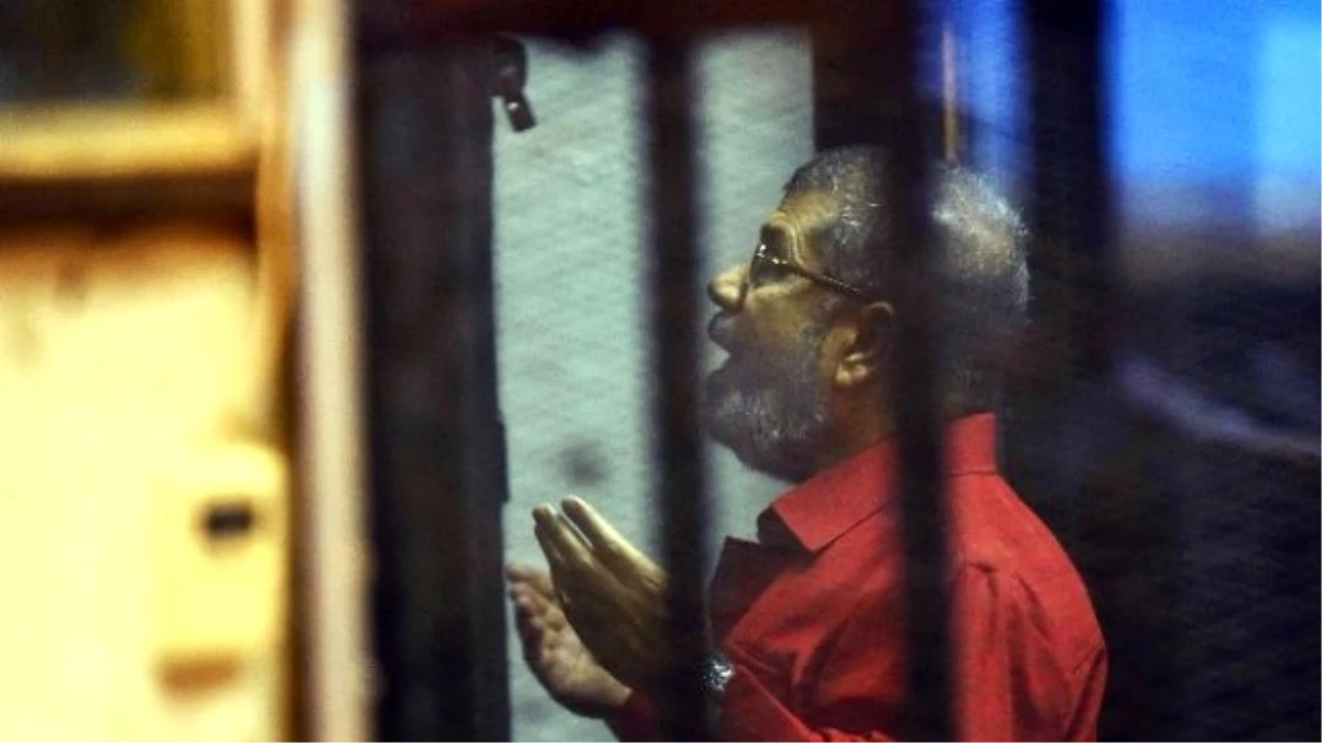 Mursi, İlk Kez Kırmızı Renkli İdam Mahkumu Kıyafetiyle Hakim Karşısında