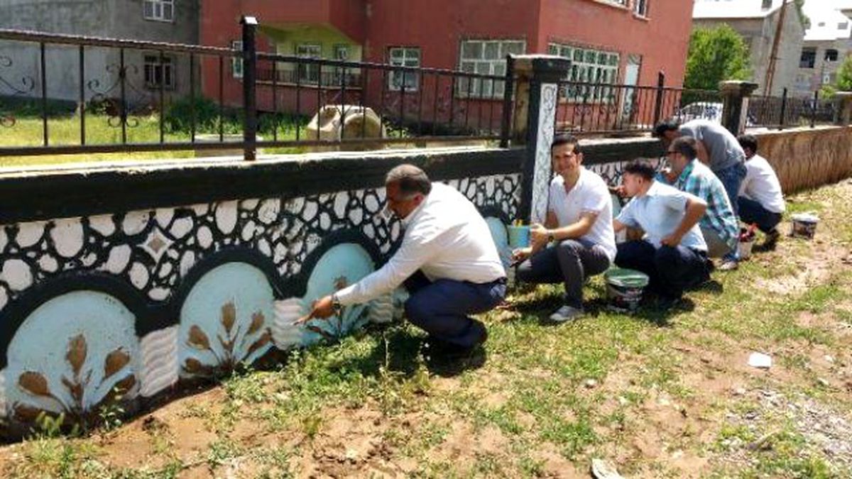 Muş\'ta Öğretmenler Okulu ve Çevresini Güzelleştiriyor