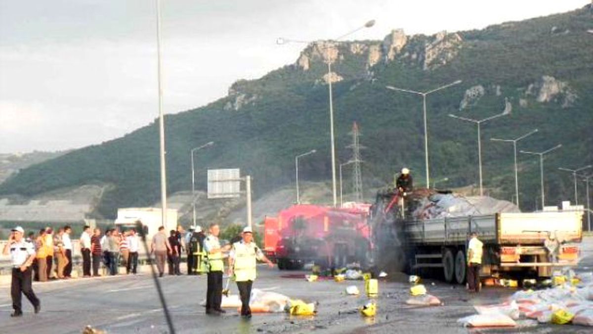 Otobüsle Çarpışan ve Alev Alan Tır\'ın Sürücüsü Yanarak Can Verdi (2)