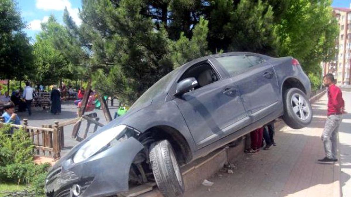 Otomobil Park Duvarına Uçtu