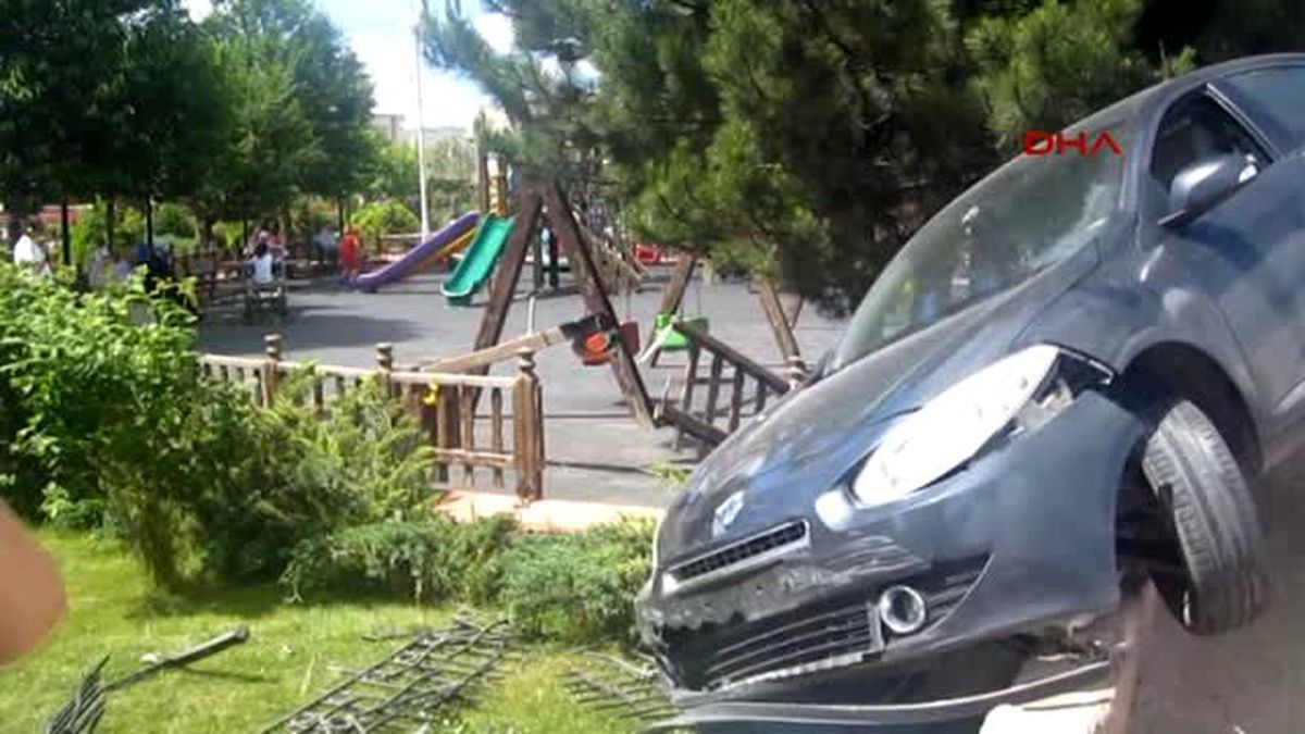 Otomobil Park Duvarına Uçtu