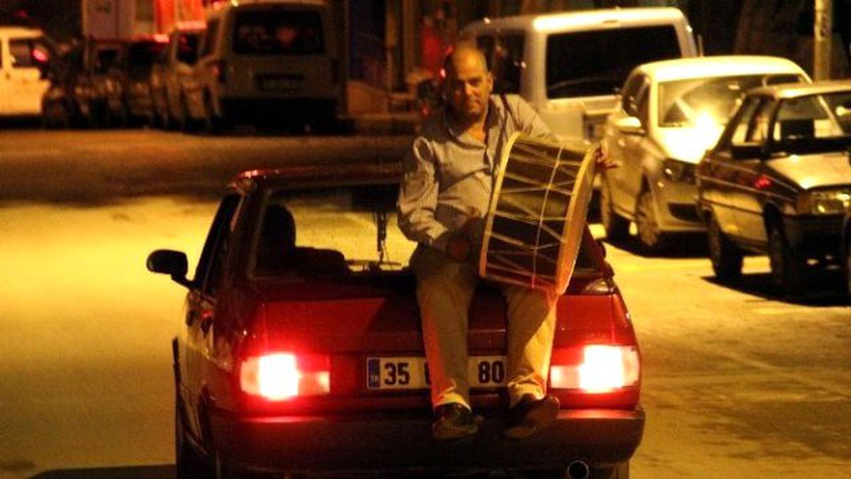 Otomobil Üzerinde Ramazan Davulcusu