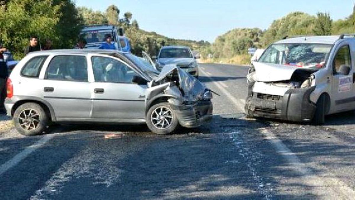 Otomobille Hafif Ticari Araç Çarpıştı: 1 Ölü, 2 Yaralı