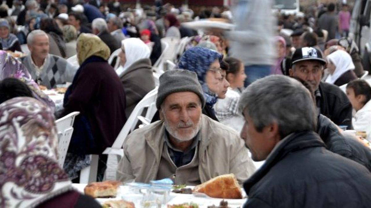 Ramazan Sofraları Han ve Mahmudiye\'de Kuruldu