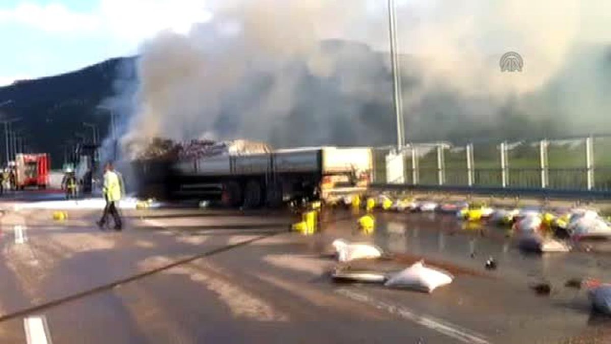 TIR, Otobüse Çarptı: 1 Ölü, 20 Yaralı