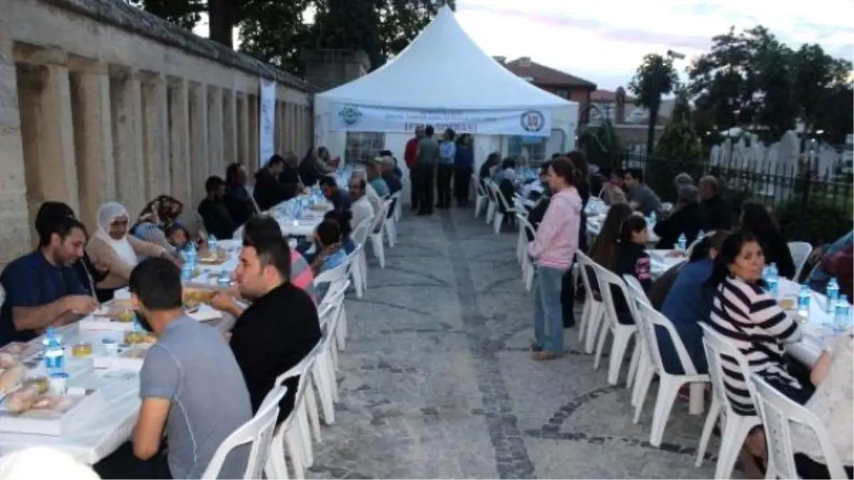 Türk Musevi Cemaatinden İftar Yemeği