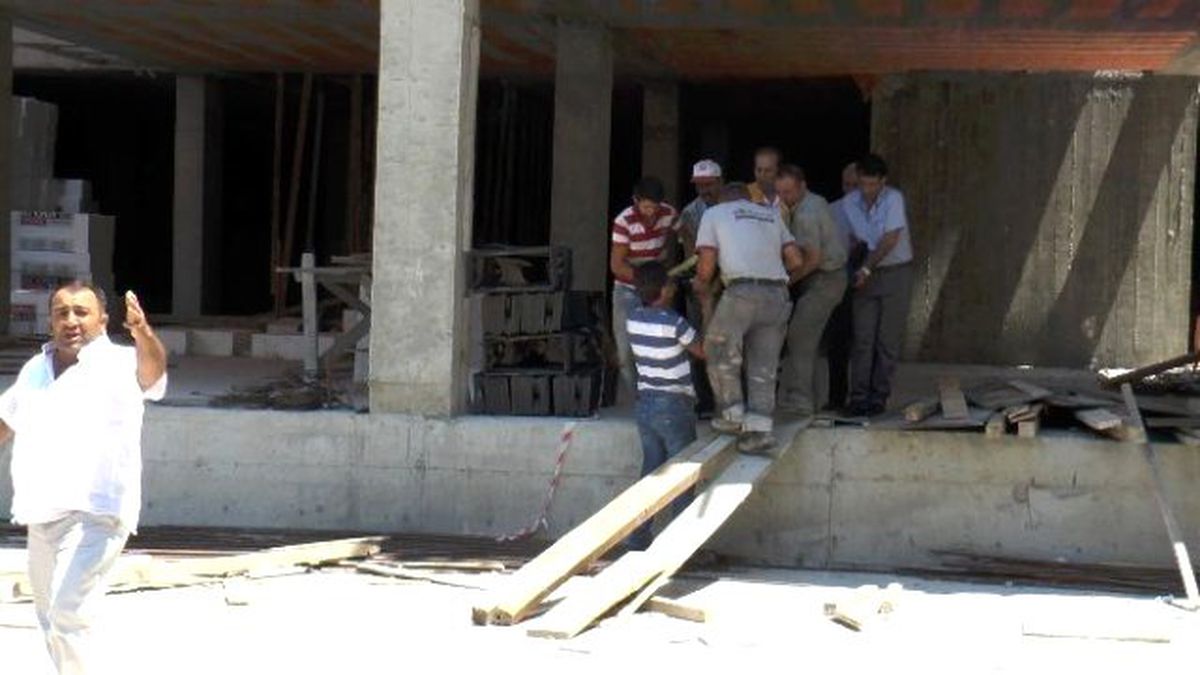 Yaralı Arkadaşıyla İlgileneceğine Gazetecilere Saldırdı