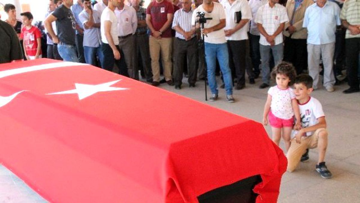 3 Yaşındaki Azra, Şehit Babasını Öperek Uğurladı