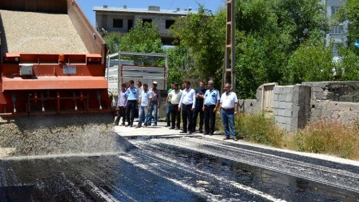 Adilcevaz\'da Yol Yapım Çalışmaları Devam Ediyor