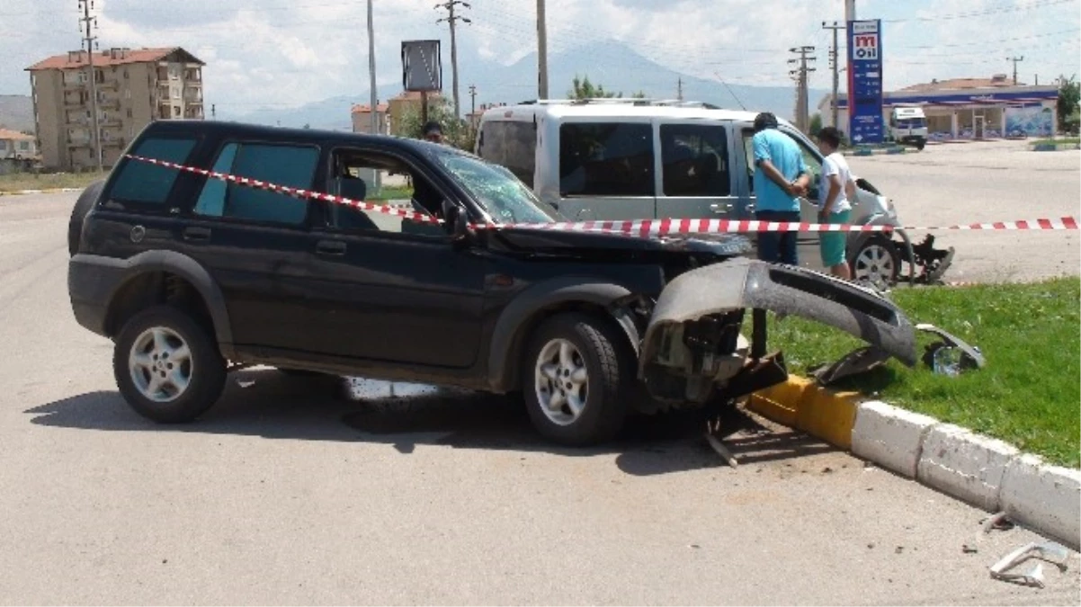 Aksaray\'da Kamyonetle Cip Çarpıştı: Dört Yaralı