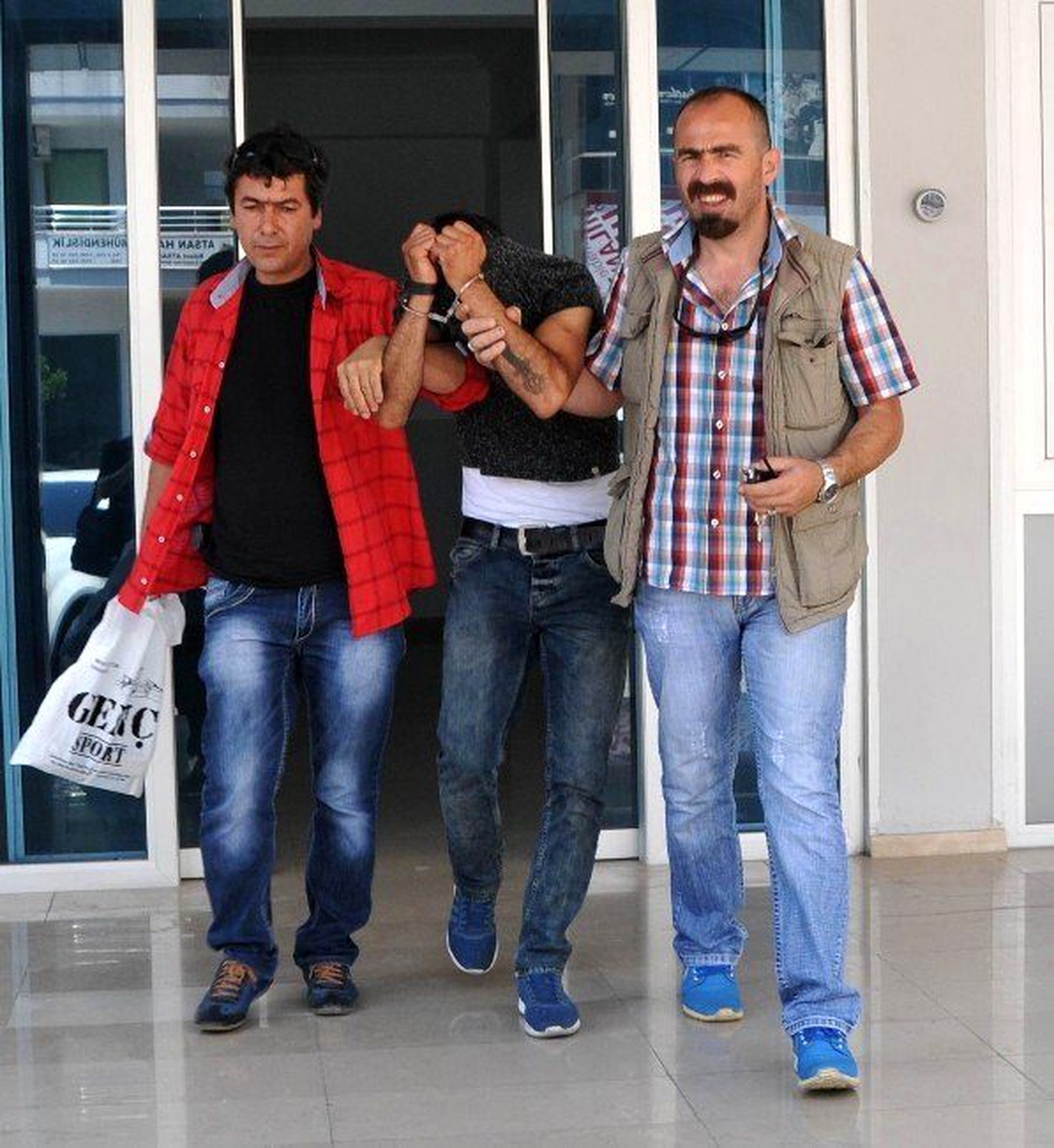 Alanya\'da Motosikletli Çanta Hırsızı Tutuklandı