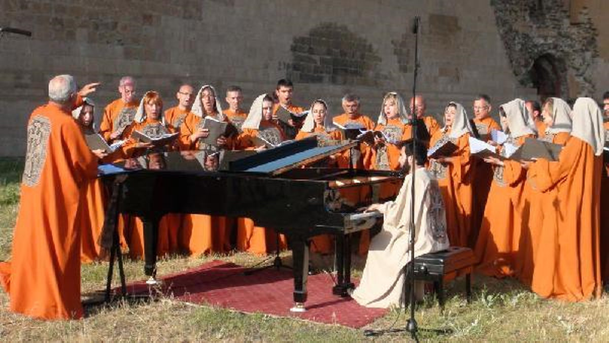 Award-wining Armenian Pianist Plays On Armenia-Turkey Border