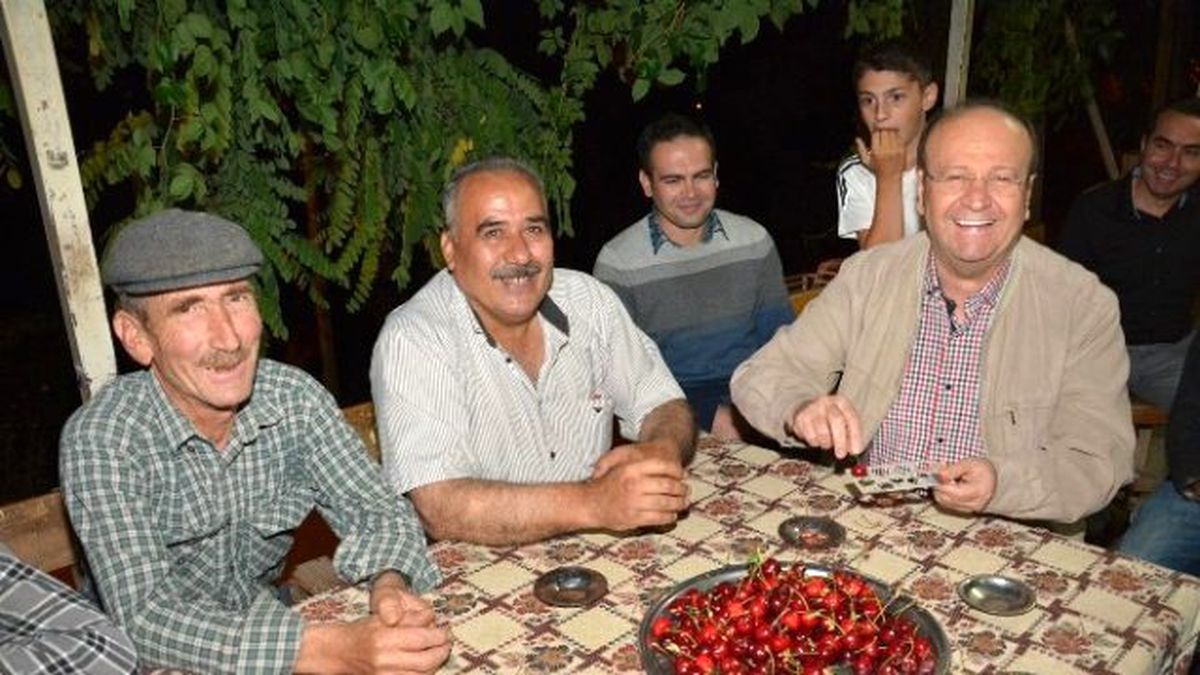 Başkan Özakcan, İftar Sonrası Kiraz Üreticisiyle Bir Araya Geldi