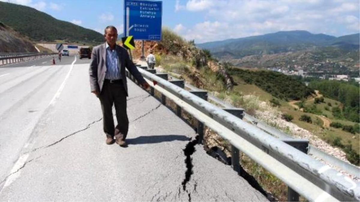 Bölünmüş Karayolunda Asfaltta Yarıklar Oluştu