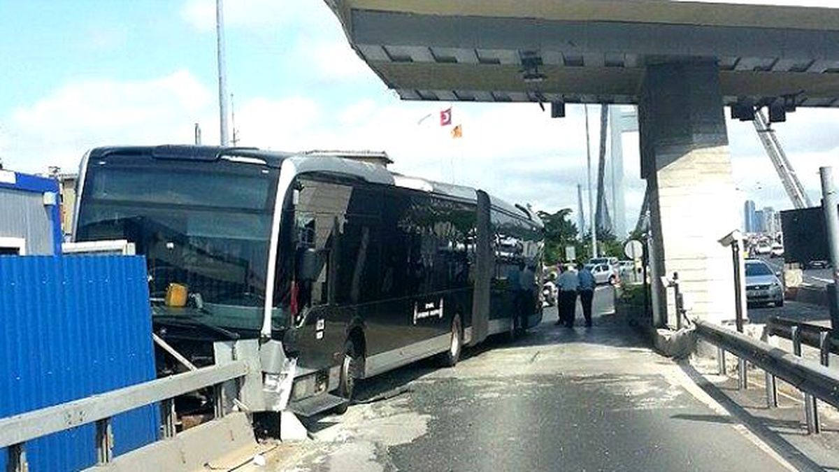 Boğaziçi Köprüsü Çıkışında Metrobüs Bariyerlere Çarptı