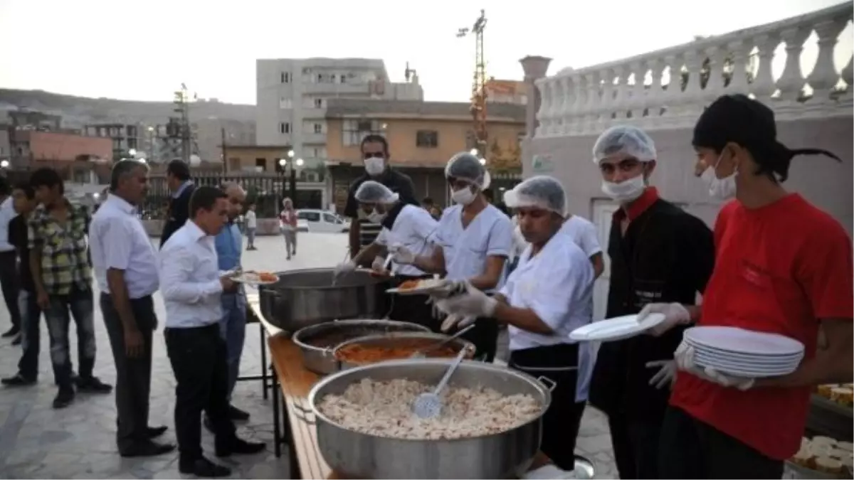 Cizre Kaymakamlığı 200 Kişilik İftar Yemeği Düzenledi