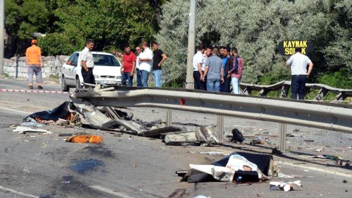 Çöp Kamyonu Bariyere Çarpıp Devrildi; 2 Ölü