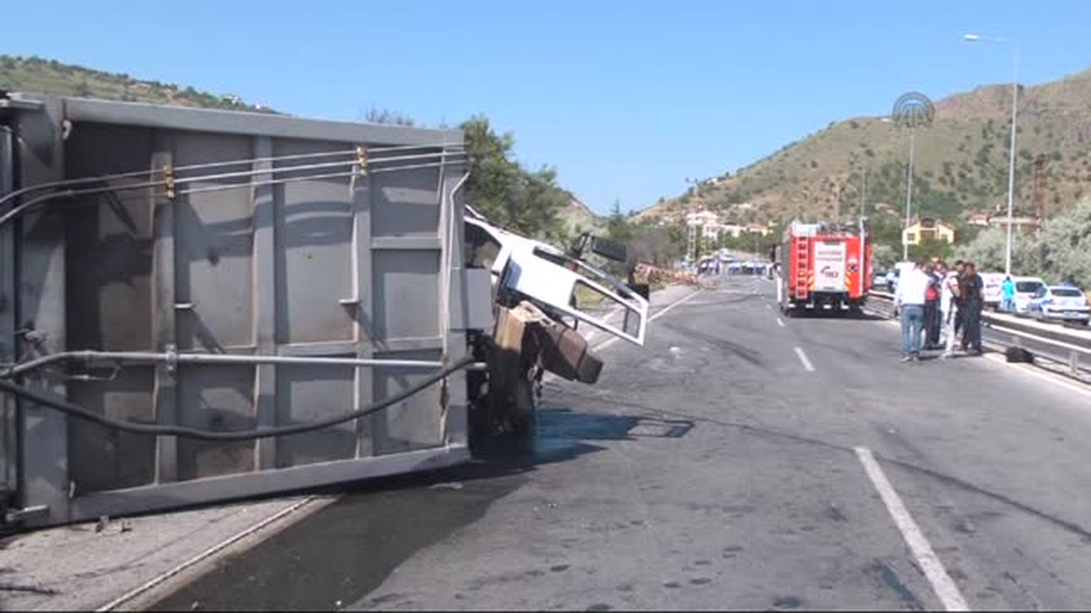 Melikgazi\'de Çöp Kamyonu Devrildi: 2 Ölü