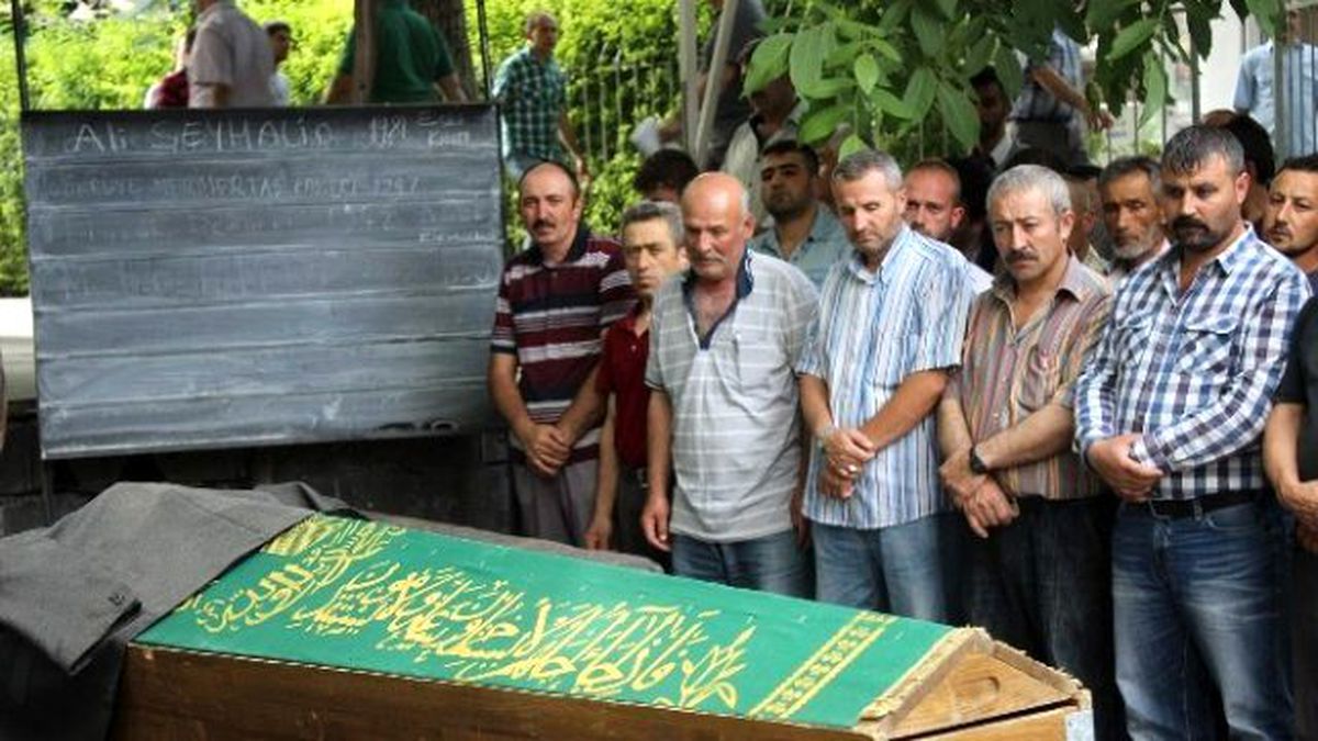 Çöp Kamyonunun Devrildiği Kazada Ölen İşçiler Toprağa Verildi