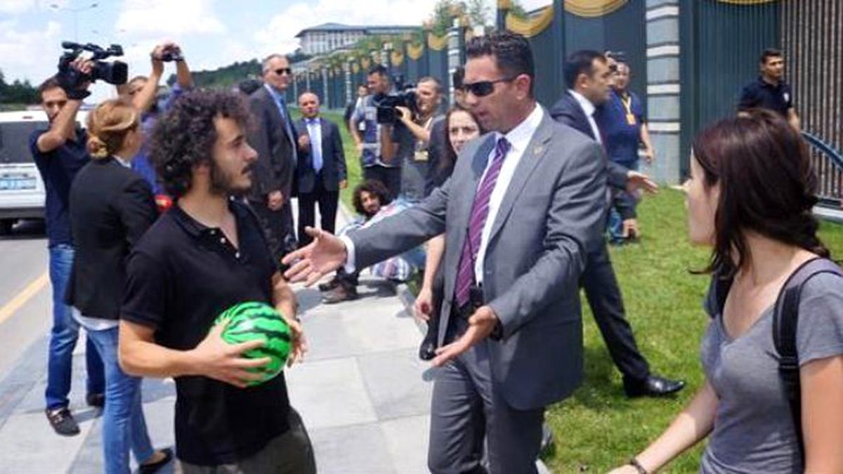 Cumhurbaşkanlığı Önünde Piknik Arbedesi!