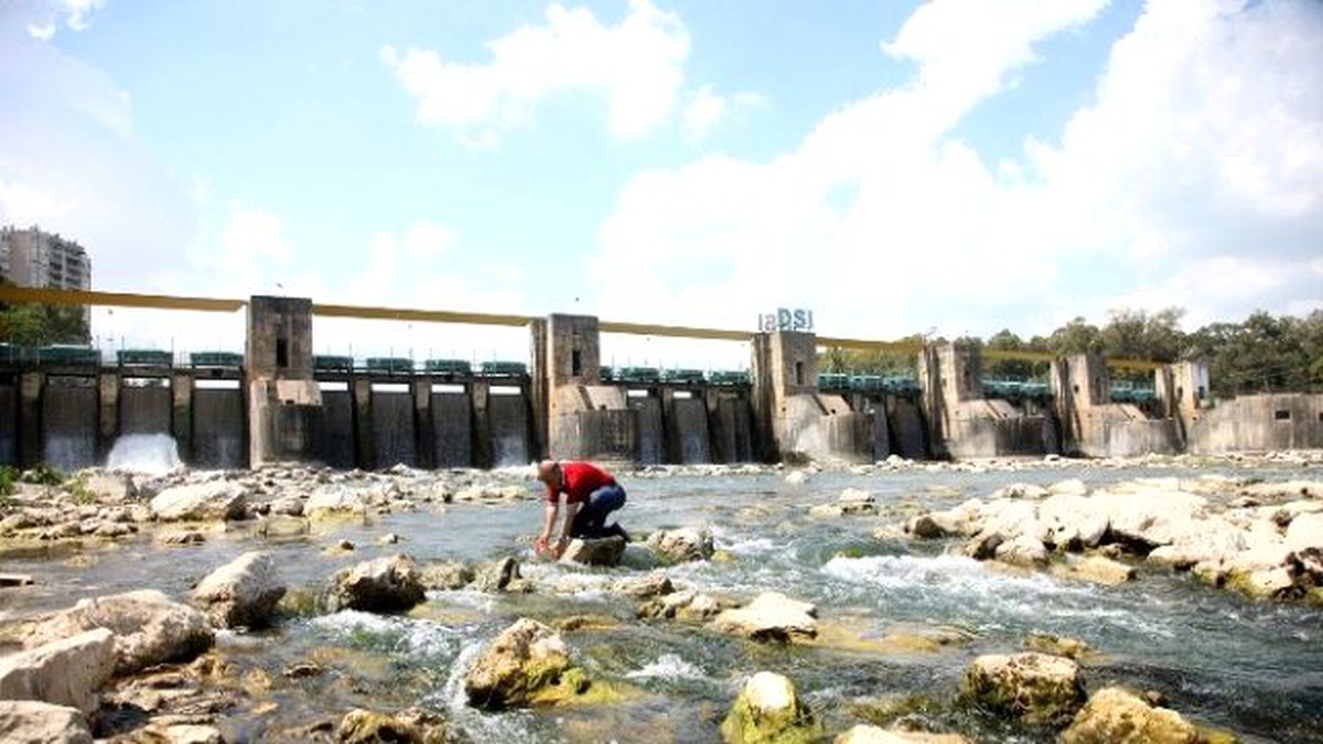 Demirel\'in Mezarına, Seyhan Barajından Götürülen Su Döküldü