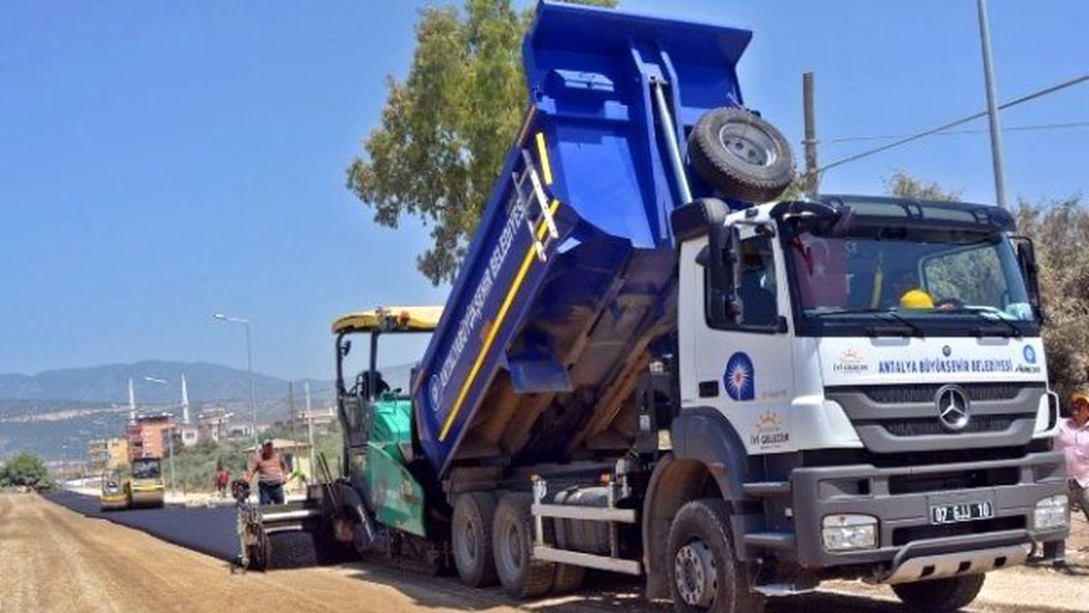 Demre\'de Sıcak Asfalt Çalışmaları Devam Ediyor