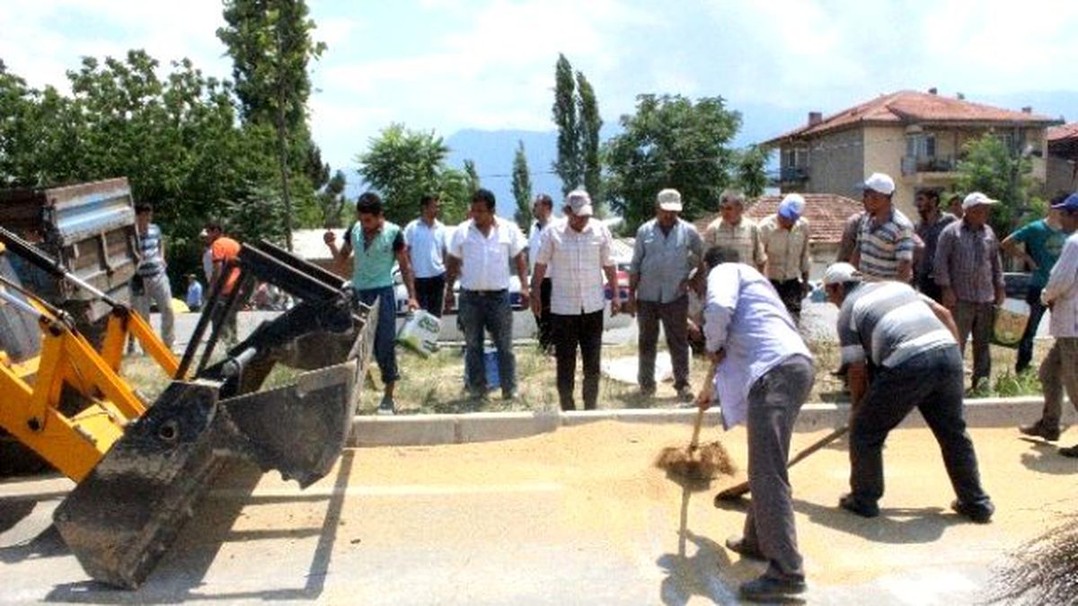 Denizli\'de Buğday Yüklü Traktör Devrildi: 4 Yaralı
