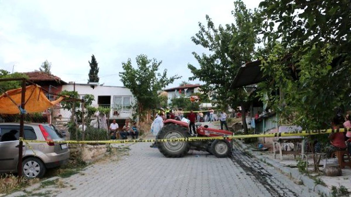 Denizli\'de Traktör Devrildi: 1 Ölü
