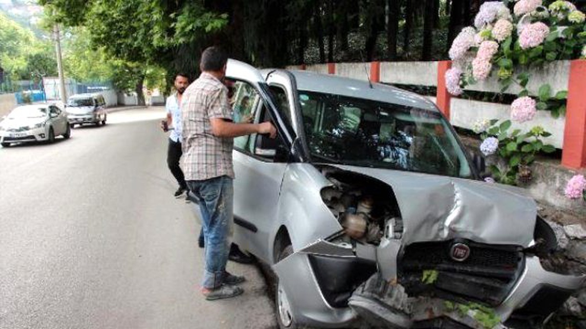 Direksiyon Başında Tansiyonu Düşünce Kaza Yaptı