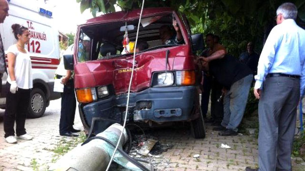 Elektrik Direğine Çarpan Minibüsün Sürücüsü Yaralandı