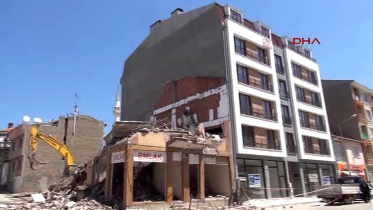 Eskişehir Yıkım Çalışması Sırasında Bitişikteki Dairenin Duvarı Yıkıldı, Genç Kız Yaralandı