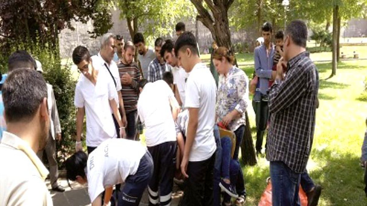 Genç Kız Parkta Yığıldı Kaldı!