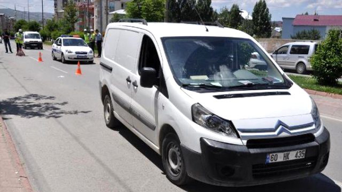 Hafif Ticari Aracın Çarptığı Kadın Öldü