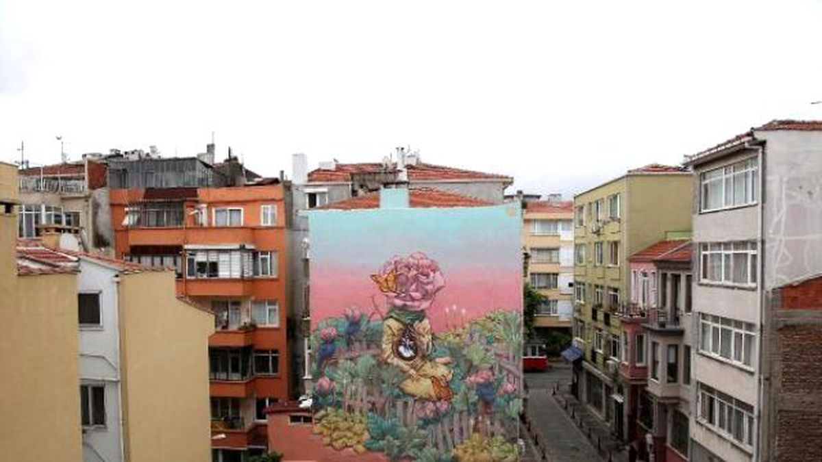 Hamile Eşini Duvara Çizdi, Adına da "Mucize" Dedi.