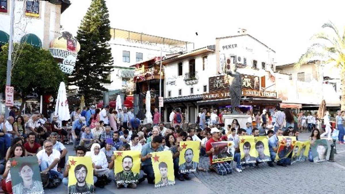 Hdp\'den Rojava\'da Hayatını Kaybedenler İçin Oturma Eylemi
