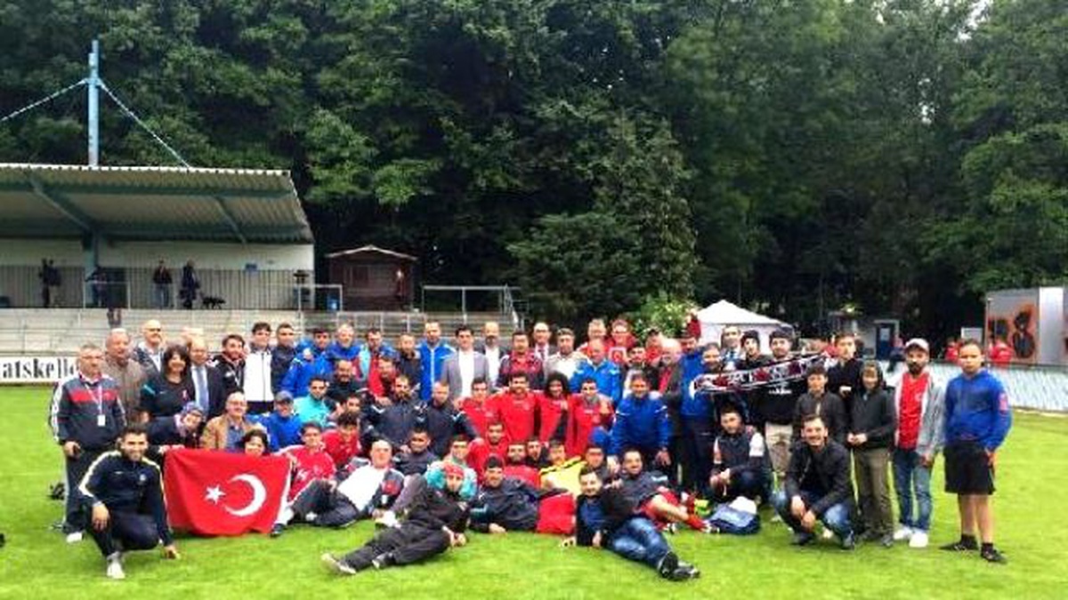 İşitme Engelli Futbol Milli Takımı Avrupa Şampiyonası\'nda Yarı Finale Yükseldi