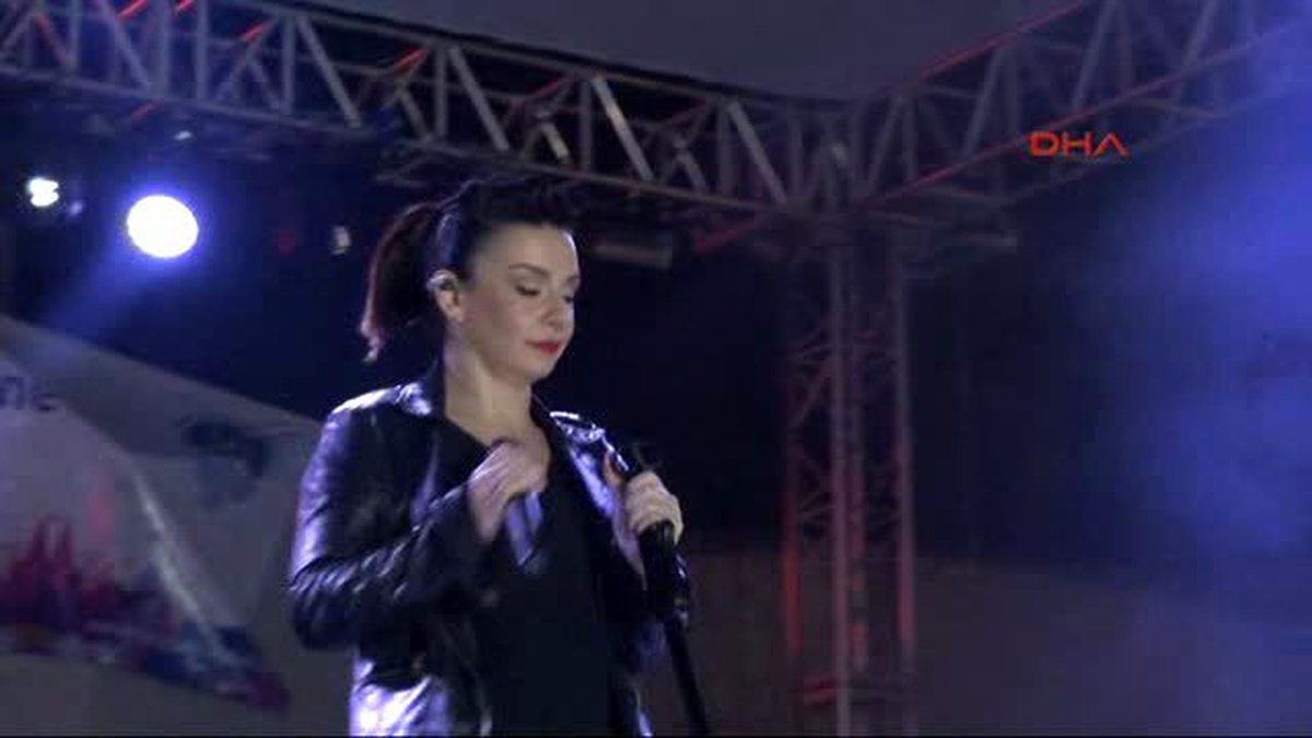 Model Grubu Zonguldak\'ta Konser Verdi